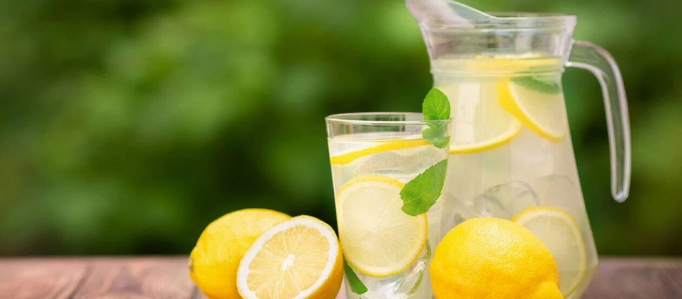 Τελικά τι ισχύει με το νερό και το λεμόνι; Βοηθάει στην καύση λίπους;